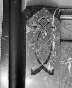 857203 Afbeelding van een stenen ornament in het kantoor van de Levensverzekeringsmaatschappij De Utrecht (Leidseweg 2) ...